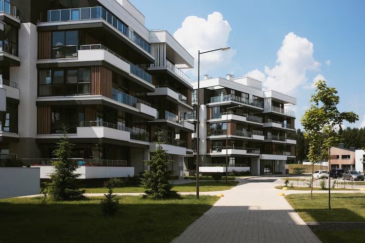 Edificios residenciales contemporáneos con jardines en un desarrollo de KARISPARU